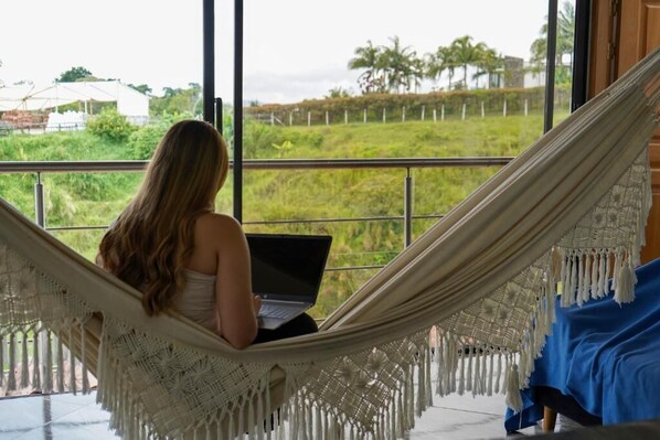 واي فاي مجانًا وملاءات أسرّة