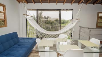 Deluxe appartement, patio, uitzicht op meer | Dineerruimte