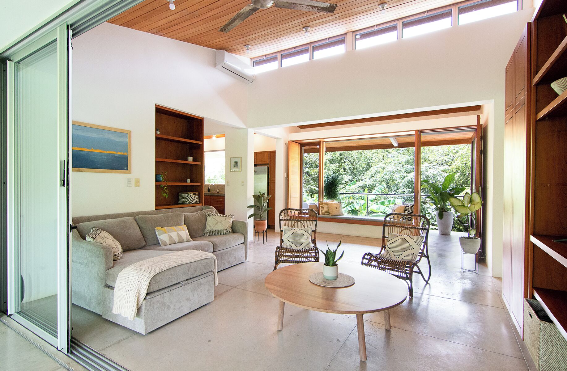 Een smart-tv, boeken en een kantoor