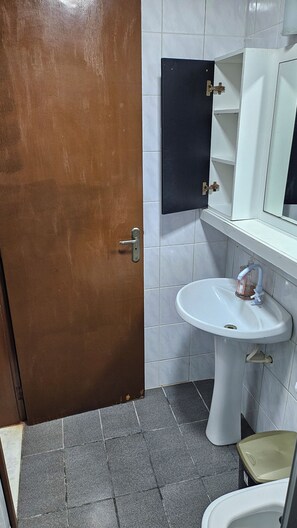 Haartrockner, Handtücher, Seife, Toilettenpapier