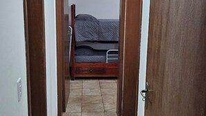 Un passadís estret amb una llitera al final.