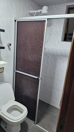 Secador de cabelo, toalhas de banho, sabonete, papel higiênico