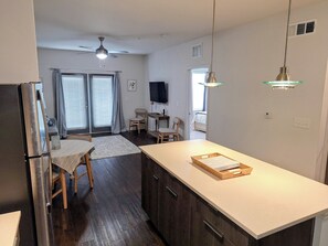 1 habitación, tabla de planchar con plancha, wifi gratis y ropa de cama 