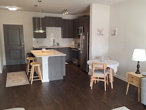 Jääkaappi, mikroaaltouuni, uuni, liesi