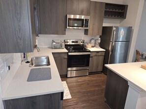 ثلاجة، ميكروويف، فرن، موقد طهي مسطح