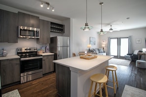 Jääkaappi, mikroaaltouuni, uuni, liesi