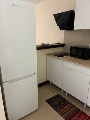 Kühlschrank, Mikrowelle, Herdplatte, Wasserkocher mit Kaffee-/Teezubehör