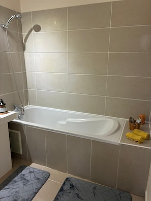 Haartrockner, Handtücher, Seife, Toilettenpapier