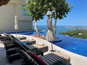 Pool - Spacious 7-bedroom house in enjoyable Acapulco with AC, amazing view, Las Brisas (Acapulco de Juárez)