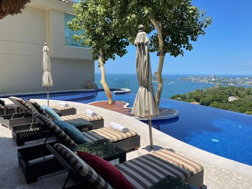 Spacious 7-bedroom house in enjoyable Acapulco with AC, amazing view, Las Brisas