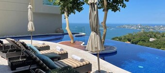 Spacious 7-bedroom house in enjoyable Acapulco with AC, amazing view, Las Brisas