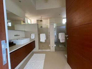 Haartrockner, Handtücher, Toilettenpapier