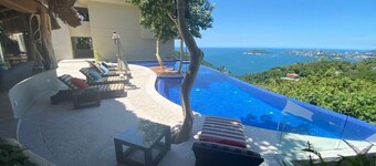 Spacious 7-bedroom house in enjoyable Acapulco with AC, amazing view, Las Brisas