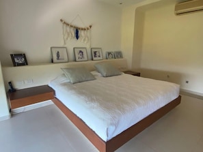 Iron/ironing board, internet, bed sheets