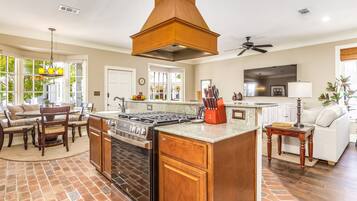 KĂŒhlschrank, Mikrowelle, Ofen, Herdplatte