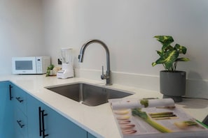 Appartement Deluxe, patio | Cuisine privée | Four à micro-ondes, vaisselle et ustensiles