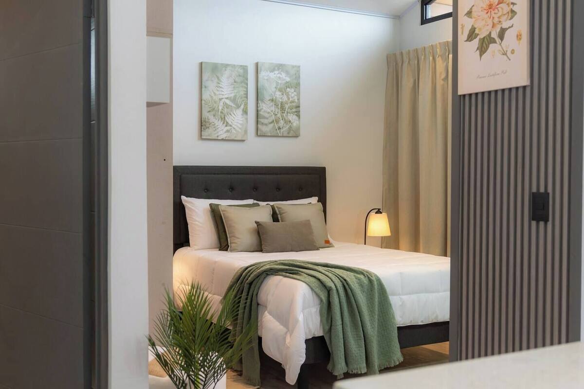 Desk, laptop workspace, iron/ironing board, free WiFi