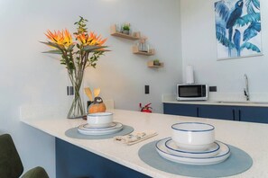 Classic Apartment, Patio | Private kitchen | Microwave, cookware/dishes/utensils - Sakura Haus (Turrialba)