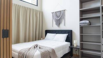 Apartemen Deluks, patio | Meja kerja, ruang kerja ramah laptop, dan setrika/meja setrika