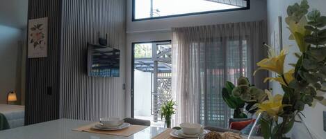 Klassiek appartement, patio | Privékeuken | Een magnetron, kookgerei, borden en bestek