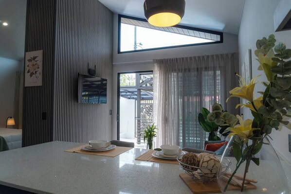 Appartement classique, patio | Cuisine privée | Four à micro-ondes, vaisselle et ustensiles