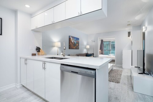 Modern 2BR Suite in Entertainment District