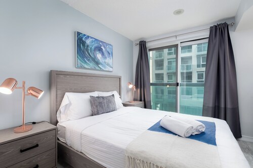 Modern 2BR Suite in Entertainment District