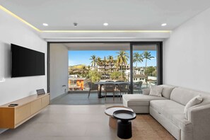 Una televisión, un futbolín, una oficina