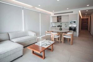 Televisión, futbolito y oficina 