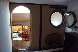 4 عدّة غرف نوم ومكواة/لوح كي وخدمة الإنترنت وملاءات أسرّة