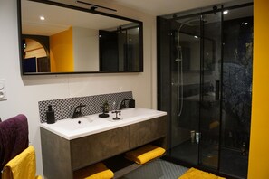 Dusche, Haartrockner, Seife, Toilettenpapier