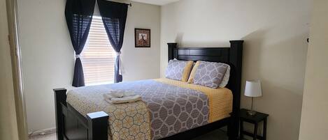 3 slaapkamers, een strijkplank/strijkijzer, wifi, beddengoed