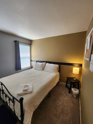 3 عدّة غرف نوم ومكواة/لوح كي وواي فاي وملاءات أسرّة