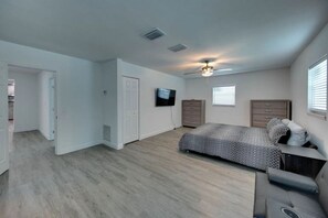 4 bedrooms, iron/ironing board, WiFi, bed sheets