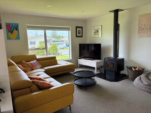 Een smart-tv en een open haard