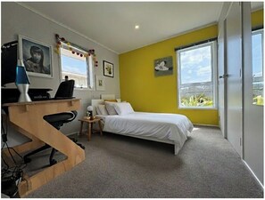 4 bedrooms, desk, free WiFi, bed sheets
