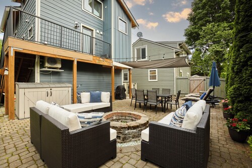 The Gateway House - Charming Family Retreat with Spacious Yard