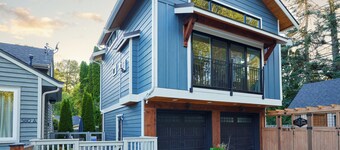 The Gateway House - Charming Family Retreat with Spacious Yard