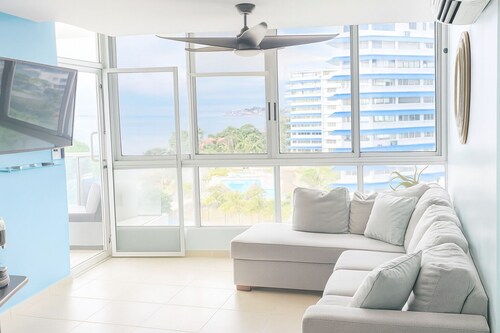 Charming 2-bedroom + 2-bathroom Ocean Front apartment with AC and amazing views