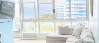 Charming 2-bedroom + 2-bathroom Ocean Front apartment with AC and amazing views