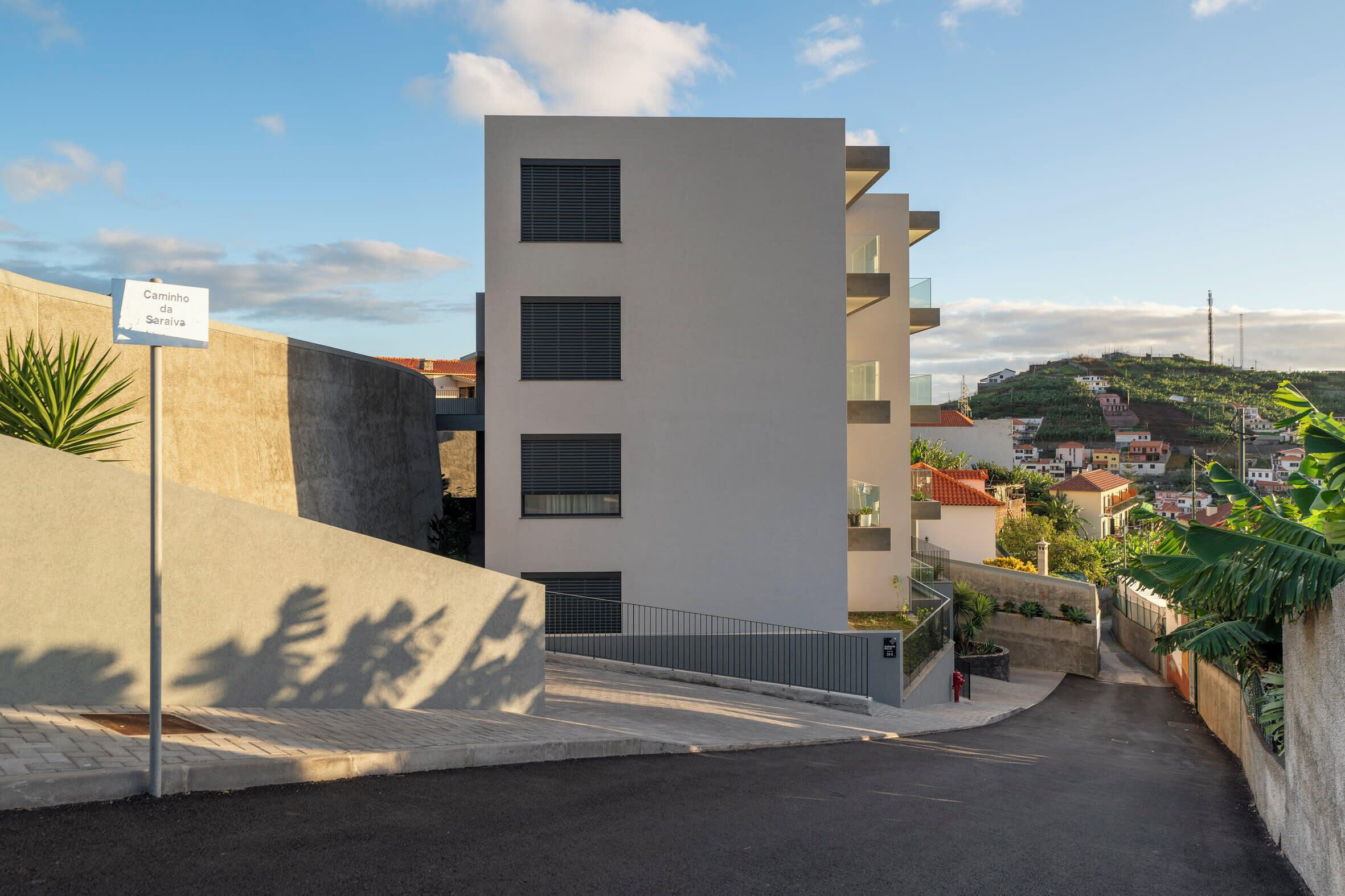 Un bâtiment moderne avec une enseigne indiquant « Caminho da Serra ».