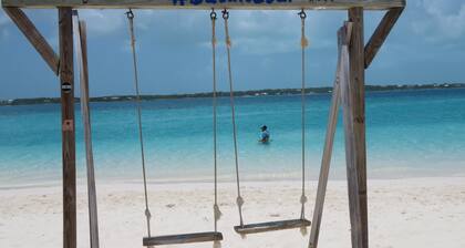 2 BR/2 BA tropical villa-Beach is 2 min. walk