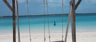 2 BR/2 BA tropical villa-Beach is 2 min. walk