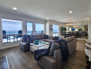 Smart TV, fireplace - Modern Coastal Escape with Breathtaking Ocean View, Communal Pool and Barbecue (Imperial Beach)