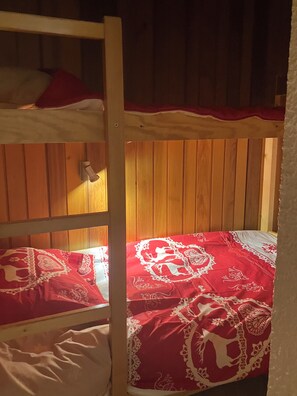 2 Schlafzimmer, Bügeleisen/Bügelbrett