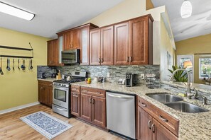 Fridge, microwave, oven, stovetop - Cozy Beach Retreat w/ Pool & Ping Pong Table (Milton)