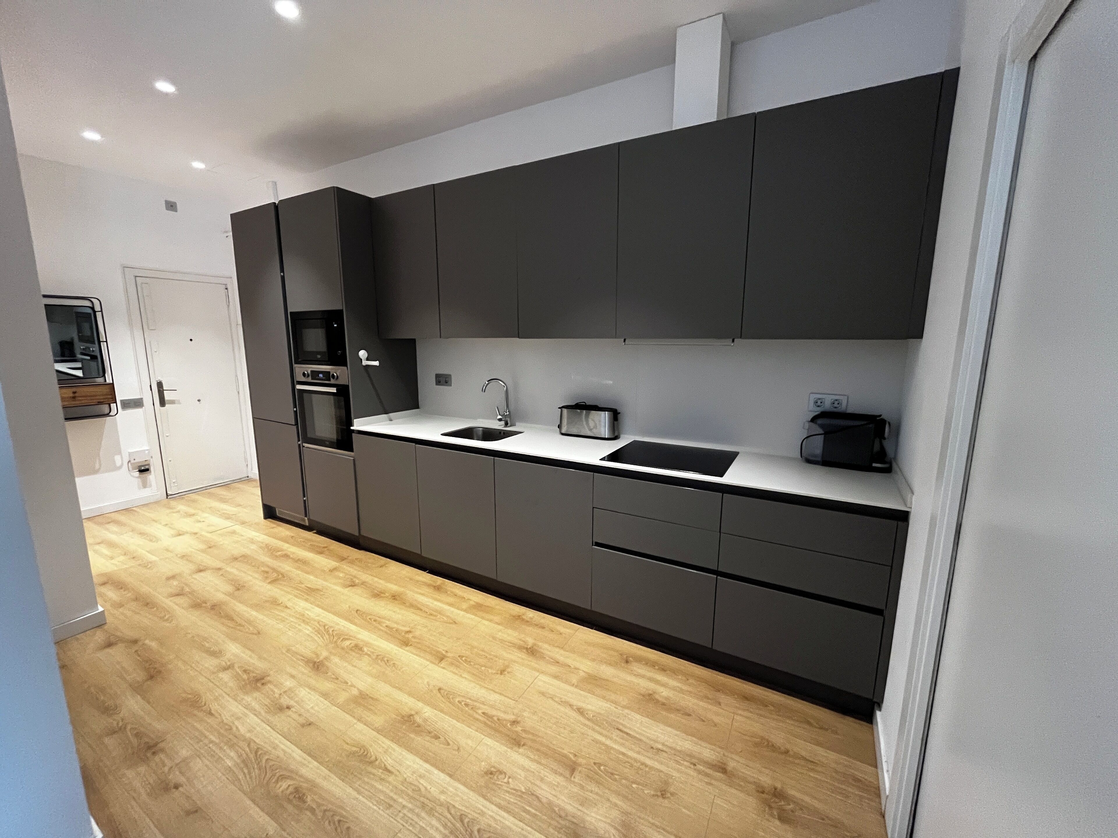 雪櫃、微波爐、焗爐、洗碗機