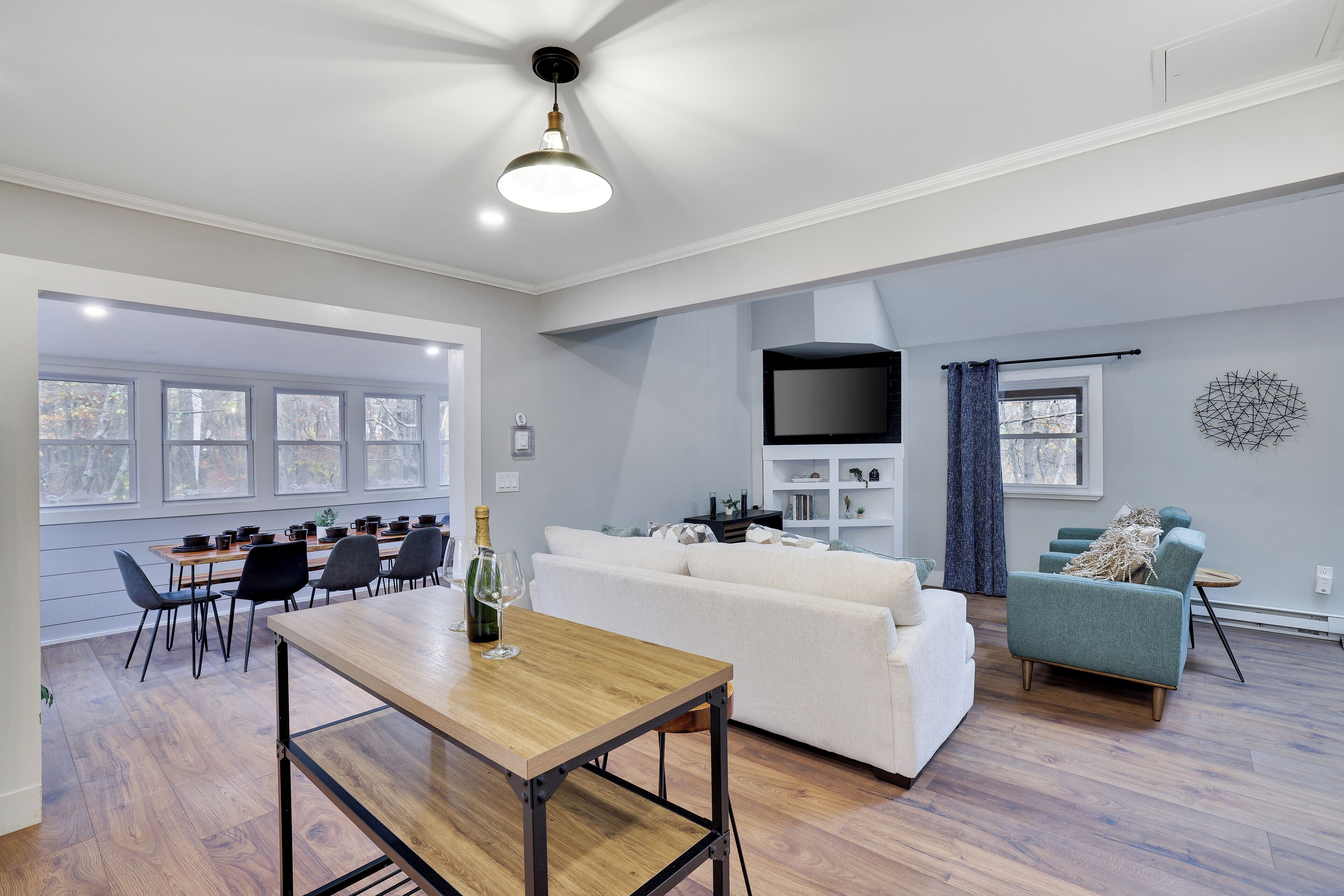 TV connectée, baby-foot, table de tennis de table, livres