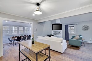 智能电视、桌上足球、乒乓球、书