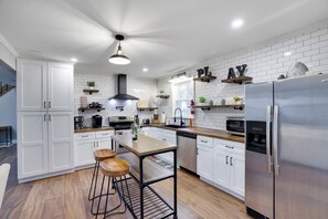 Kjøleskap, mikrobølgeovn, ovn og kokeplater